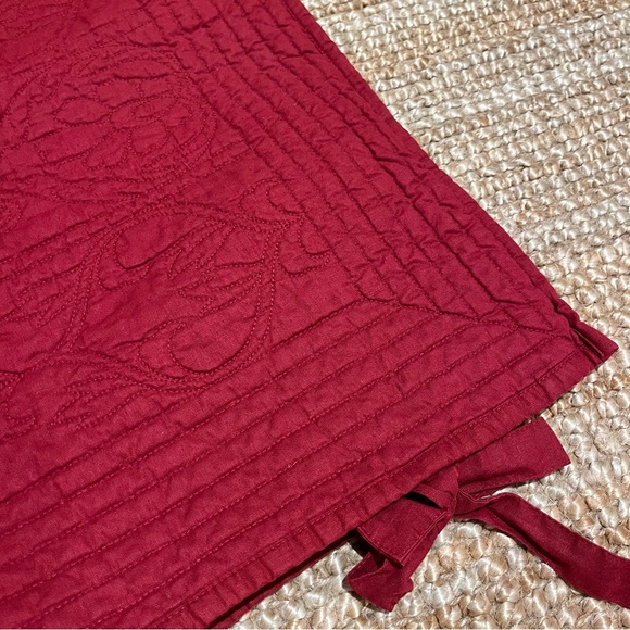 4 Pottery Barn Red Hanna Linen Blend shams , Floral Quilted Ties enclosure - Picture 9 of 10